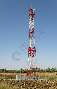 5g天线用于高速互联网传播城市外5g次中继器亮色红白背景图片
