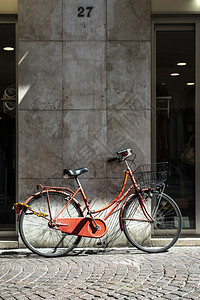 红色自行车和篮子在意大利街上典型的意大利建筑背景阳光明媚的一天典型意大利风格图片