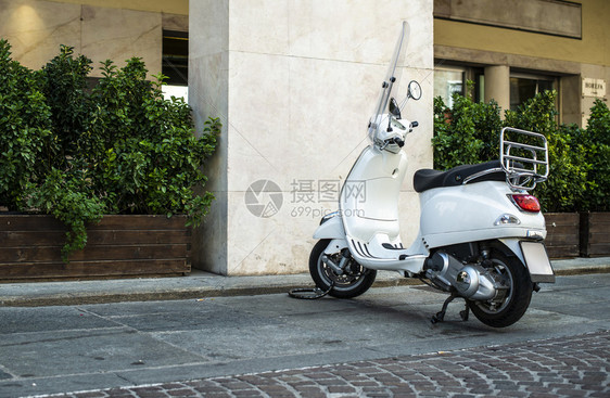 意大利街上的白色摩托车典型的意大利背景建筑典型的意大利摩托车风格图片
