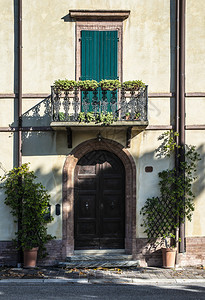 意大利风格的房子外墙和阳台上有鲜花图片