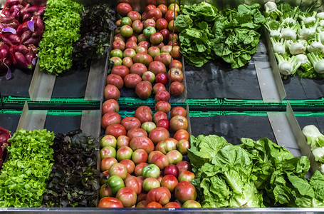 西红柿生菜和香肠的蔬在超市架子上图片