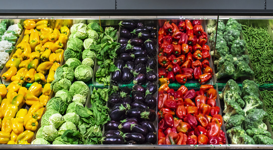 蔬菜在超市的架子上胡椒花椰菜和豆子背景图片
