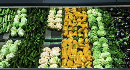 蔬菜在超市的架子上卷心菜辣椒和花图片