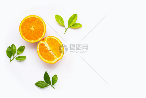 白色背景上与叶子隔绝的新鲜柑橘水果复制空间图片