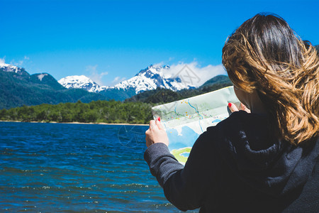 女人在看和山背景旅行概念图片