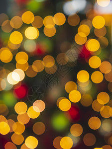 圣诞树灯光背景xmas概念圣诞节传统背景取消重点的圣诞树灯光bokeh灯光背景图片