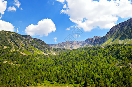 美丽的山地景观和天空概念是旅行图片