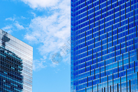 商业区现代玻璃墙摩天大楼对抗有云的蓝天空东京日本图片