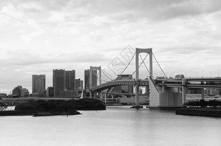 Odaib彩虹桥和日落时的东京湾风景背为城市色黑白图像图片