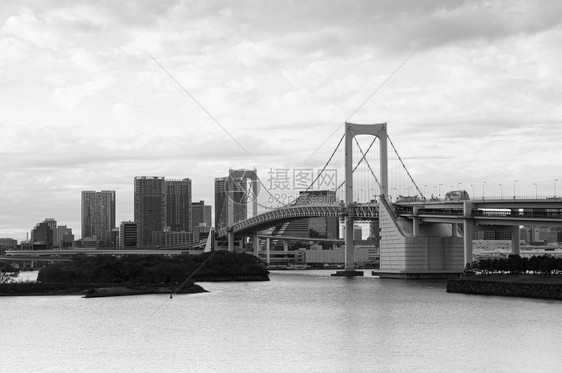 Odaib彩虹桥和日落时的东京湾风景背为城市色黑白图像图片