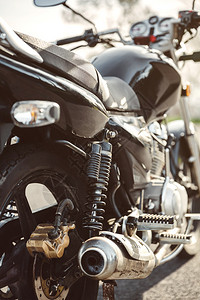 黑色闪光摩托车的电休克吸收器排气管和磁制动器黑色摩托车的电休克吸收器和排气管图片