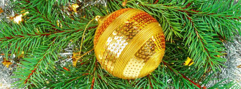 圣诞装饰品明亮的金球在花圈上平坦躺下最上方景色宽阔照片图片