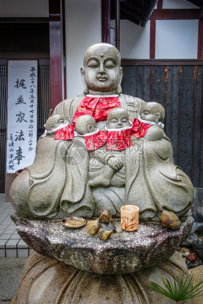 Jizo雕像和红字在阿兰西山寺京都雅潘的Jizo雕像在阿兰西山寺雅潘的Jizo雕像图片