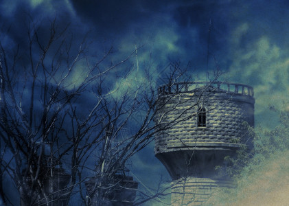 黑暗的古老幽灵塔和在雾的夜晚弯曲树枝照片操纵图片