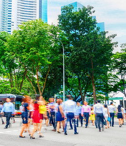 城市景色商业界人士在奇纳波尔市中心穿过公路以背景形式在大都市的天际线上横越图片