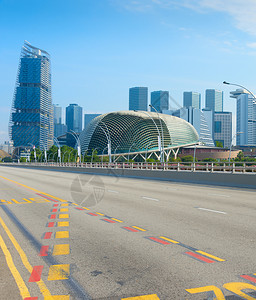 空公路现代摩天大楼和沙纳波尔湾的河边剧院图片