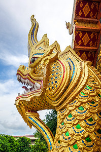 泰国清迈寺的金龙雕像泰国清迈寺的龙像图片
