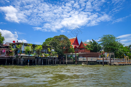 泰国曼谷长运河上的佛寺泰国曼谷克龙佛寺图片