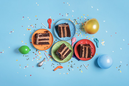 巧克力生日蛋糕切片在盘子蜡烛气球上图片