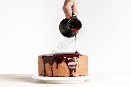 圣诞节蛋糕巧克力蛋糕和融化的巧克力女人在蛋糕上倒巧克力土制可层蛋糕生日和滴水巧克力背景