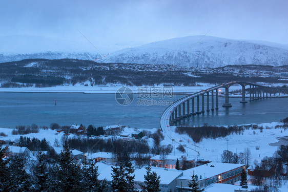 美丽的挪威特罗姆索城的桥图片