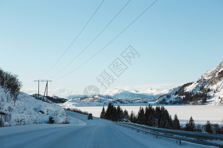 冬季诺维吉山脉的道路图片