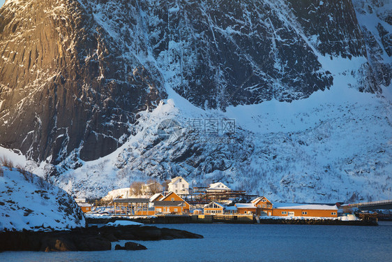 传统的挪威木制屋在北海湾的岸边站立世界旅行图片