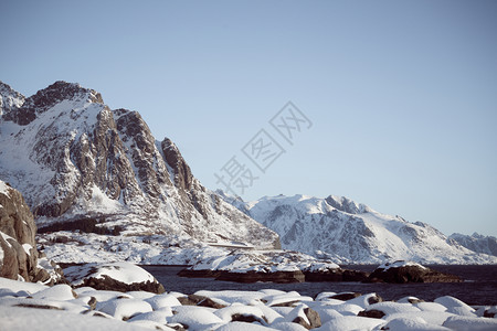 北海美丽的雪山和峡湾岸边图片