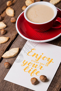 红杯咖啡和叶形饼干刻着字的曲奇饼享受你一生的每天图片
