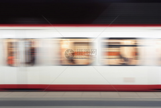 地铁列车在下站运行公共交通工具背景模糊德国高速地铁列车正在运行图片