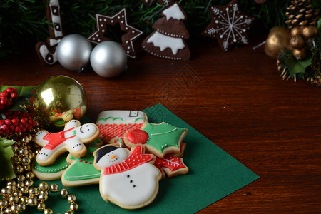 在木制桌子上贴喜剧装饰品的彩色圣诞饼干近视xmas假日概念图片