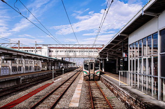 2018kaunotedjpn寒冷蓝天日火车站平台和Koriyam的jr火车图片