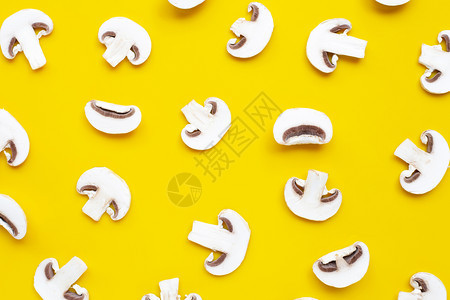 黄色背景的新鲜切片玉米蘑菇图片