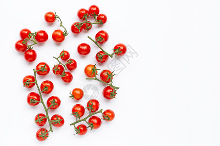 白色背景上的新鲜小西红柿图片