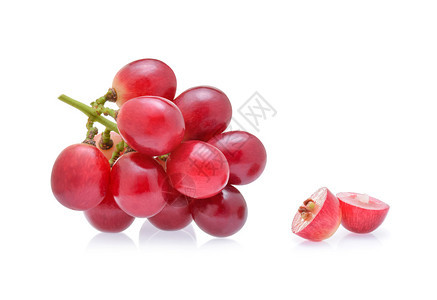 白背景的红葡萄被孤立图片