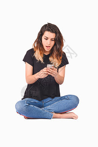 年轻美女使用智能手机室内孤立的白色背景图片