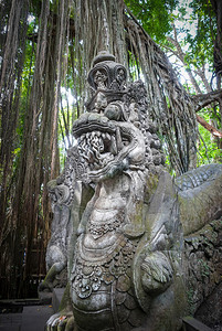 神圣的猴子森林中龙雕像乌布德巴利印地安尼西亚猴子森林中的龙雕像印地安尼西亚图片