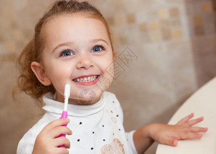可爱的小女孩在洗手间刷牙图片