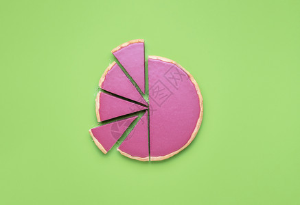 红宝石巧克力甜圈半整块切成绿色无缝背景粉红色巧克力馅饼和切片图片