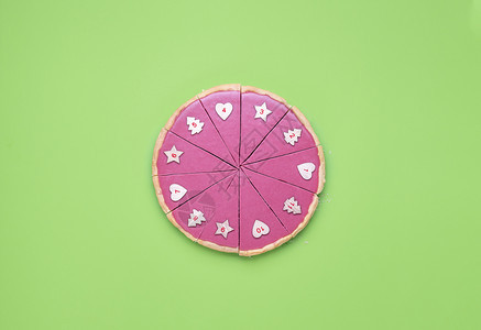 圣诞节的到来背景粉红色巧克力派切片上面有数字绿色桌上的巧克力薄饼编号的派切片有限图片
