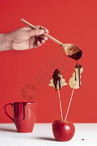 烤姜饼干和融化的巧克力烤箱上的圣诞饼干粘在苹果里手装饰着xma饼干图片