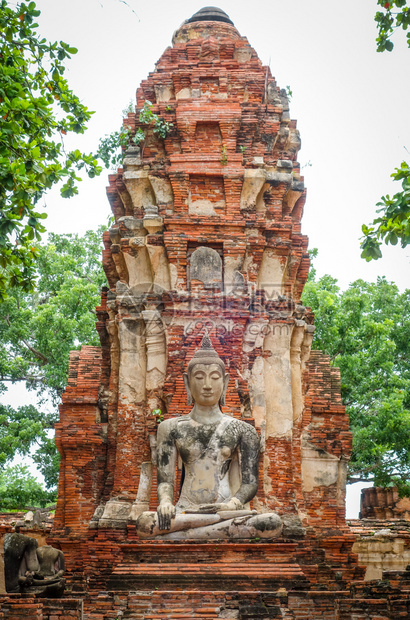 在瓦特法拉马哈那座寺庙yuthailnd瓦特马哈那的budha雕像tilnd图片