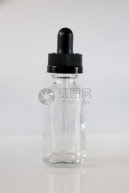 灰色背景的玻璃漏水瓶和烟斗灰色背景的玻璃漏水瓶图片