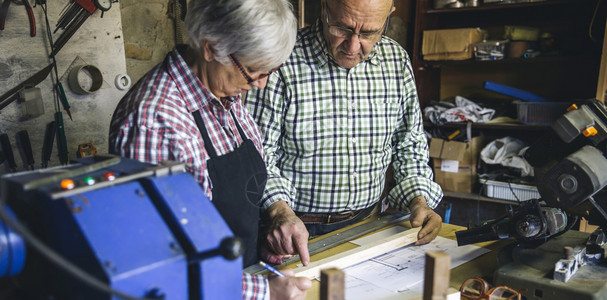 老年夫妇在木工车间作老年夫妇在木工车间作图片