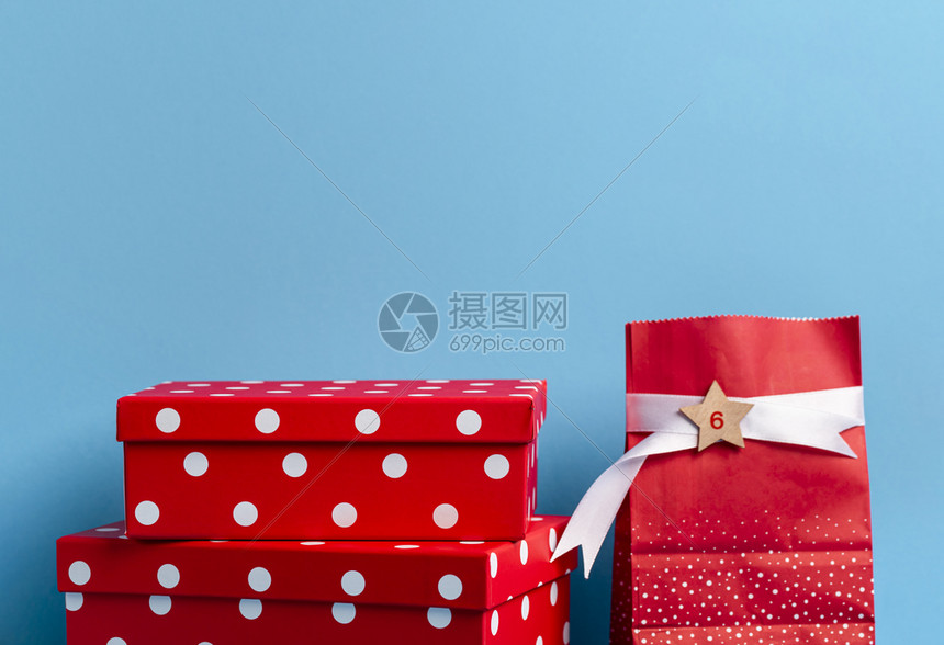可爱的红色礼物盒和一个红色购物袋上面有蓝色背景的号码圣诞节介绍上下文xmas天赋概念进历框架图片