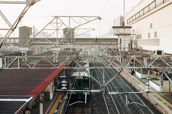 2018KOriyamjpnr上下班火车站KOriyam站带有金属电线和高压系统的空中观察图像图片