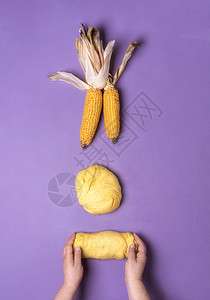 玉米面粉团在紫色桌顶上操作玉米面粉团图片