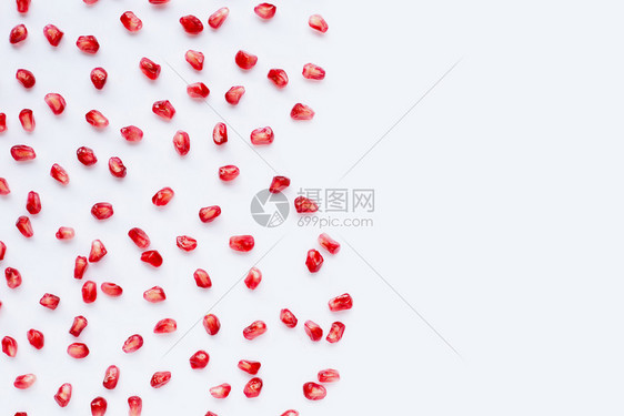 白色背景上的红石榴粒图片