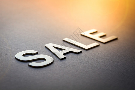 sale字体用白色实心字母写在一块板上的单词sale文字销售用白色固体字母写背景