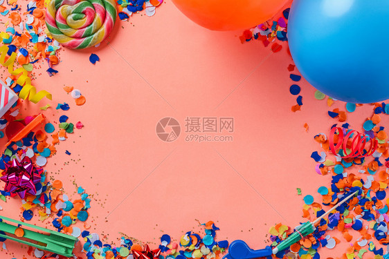 彩色党面的板背景带有文本位置的顶部视图庆祝概念图片